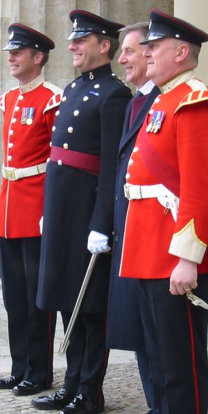 Botschafter mit Soldaten