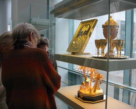 Vitrine mit Geschenken im Bundeskanzleramt